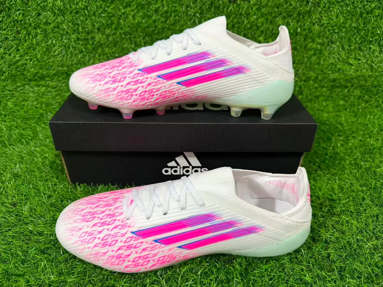 Adidas X Speedflow F50 chaussures de football blanches roses holographiques pour terrain ferme 7
