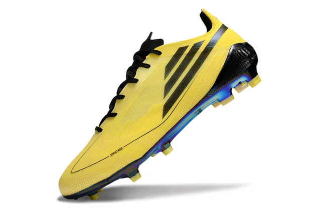 Adidas 黄黑低帮靴面 虹彩彩虹鞋底板 钉地足球鞋 3