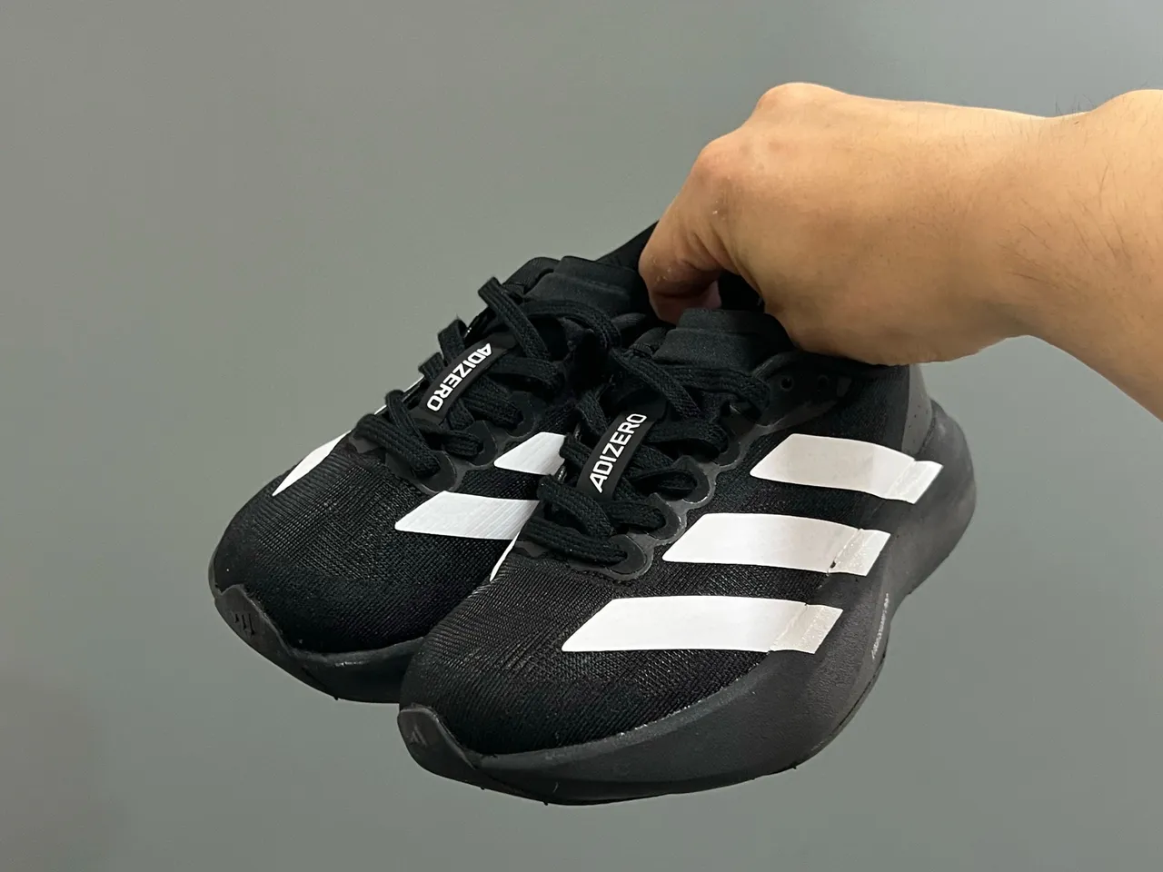 Adidas हलুদ কালো লো-টপ নিট আপার রানিং শু 3