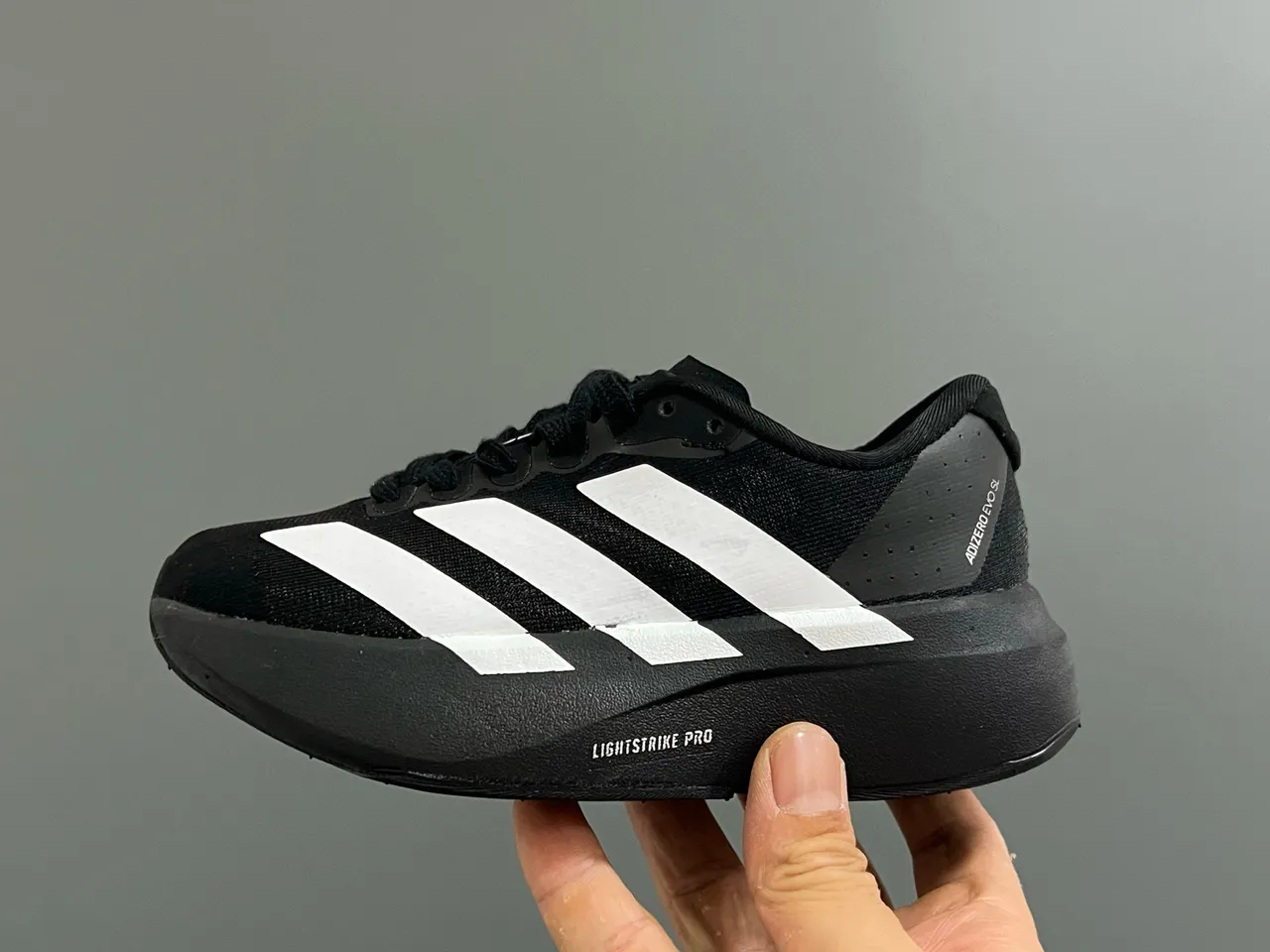 Adidas हलুদ কালো লো-টপ নিট আপার রানিং শু 5