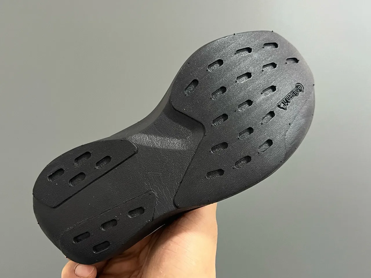 Adidas हलুদ কালো লো-টপ নিট আপার রানিং শু 8