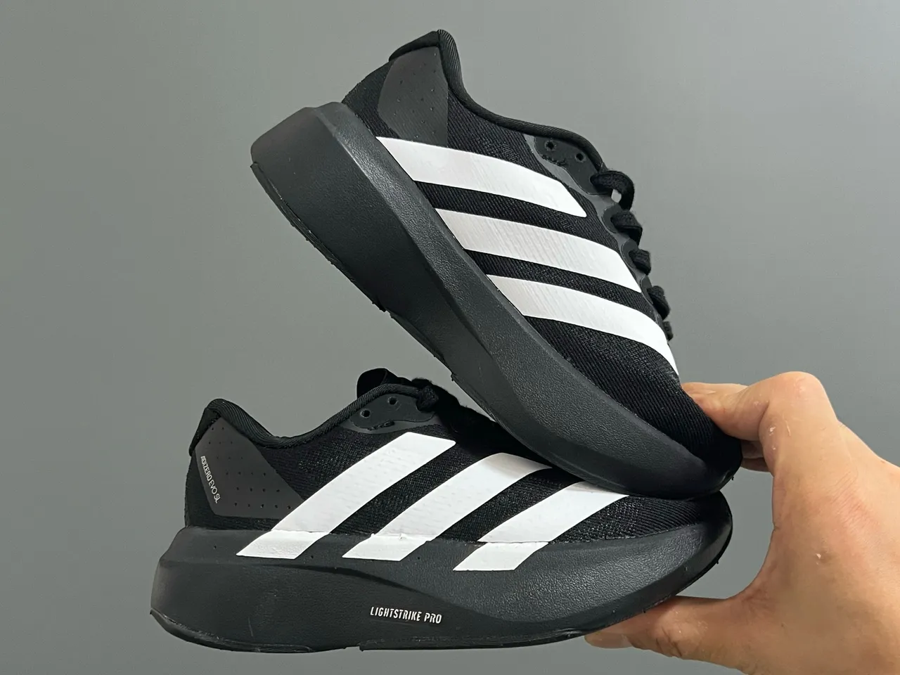 Adidas हलুদ কালো লো-টপ নিট আপার রানিং শু 12