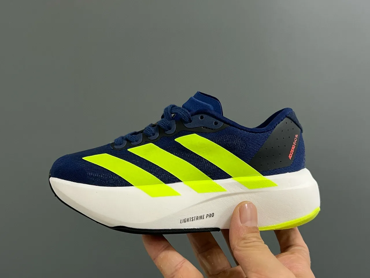Adidas हलুদ কালো লো-টপ নিট আপার রানিং শু 16