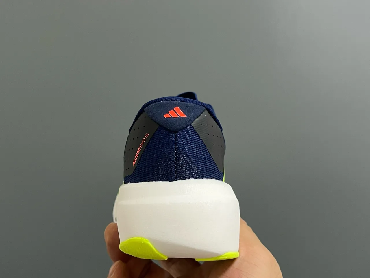 Adidas हलুদ কালো লো-টপ নিট আপার রানিং শু 17
