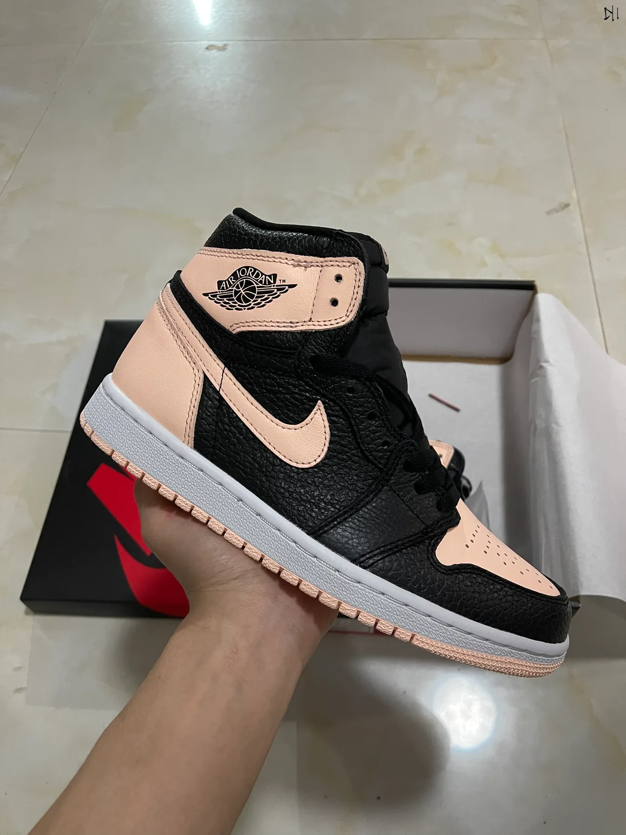 حذاء كرة السلة Air Jordan 1 أسود ووردي فاتح 3