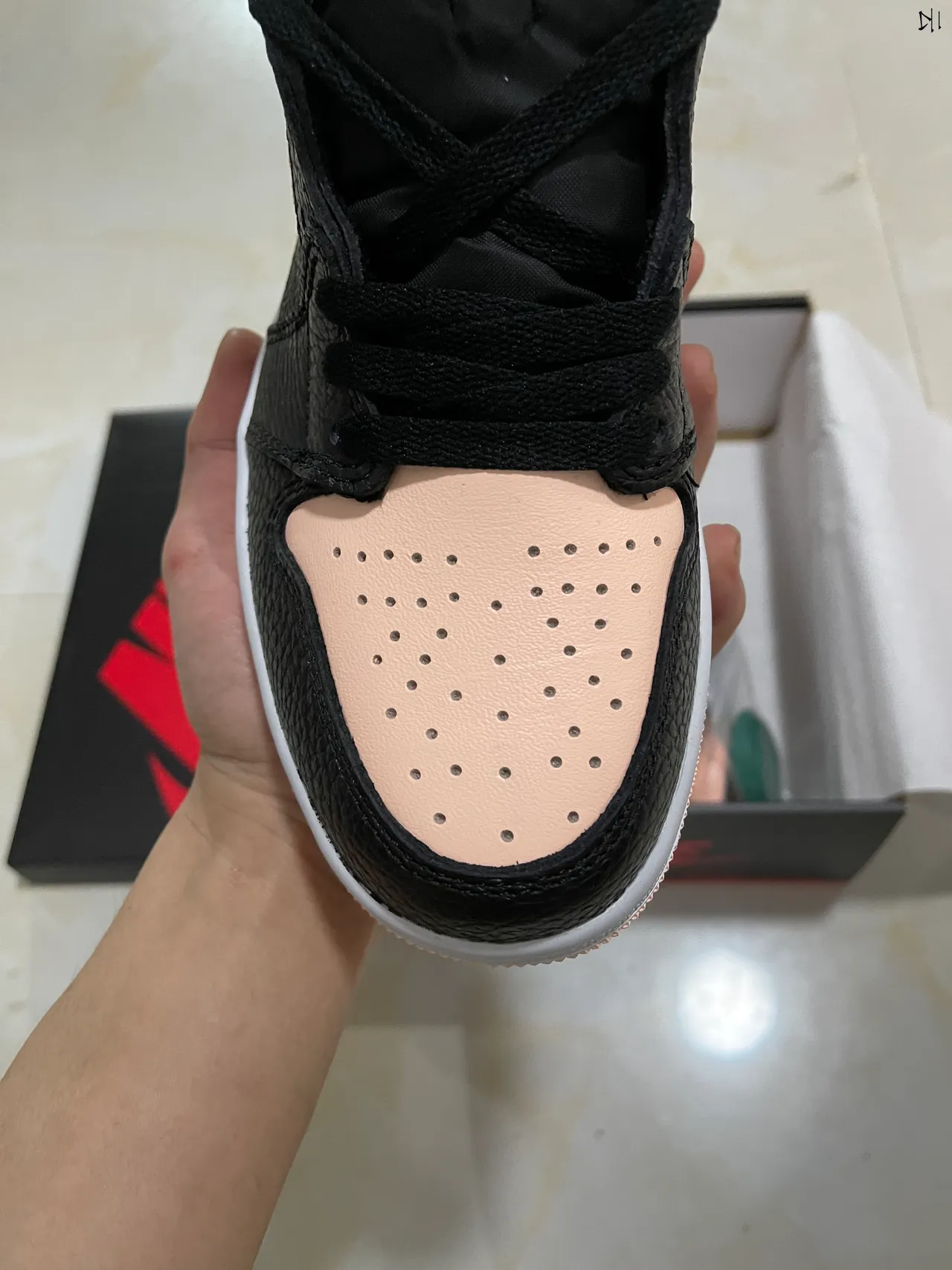 حذاء كرة السلة Air Jordan 1 أسود ووردي فاتح 2