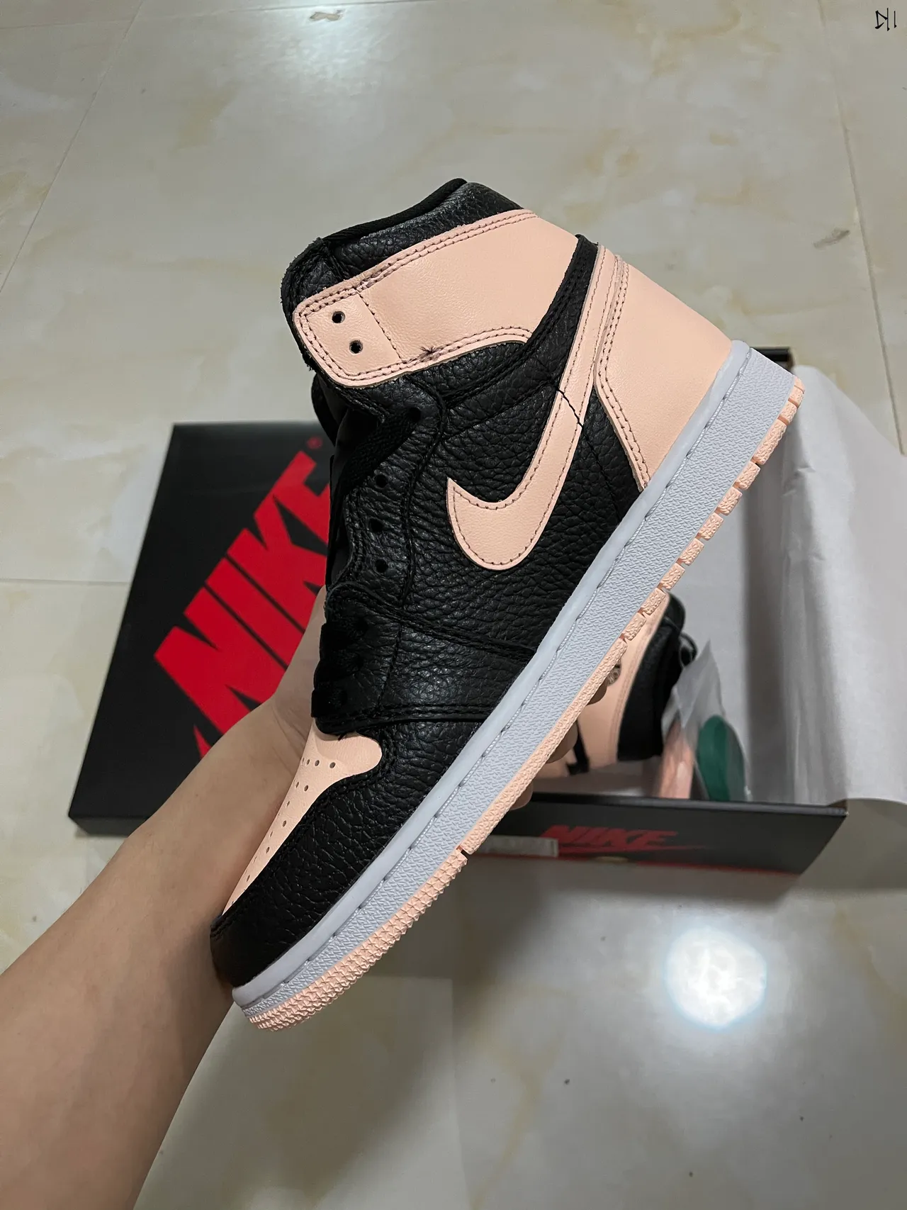 حذاء كرة السلة Air Jordan 1 أسود ووردي فاتح 4
