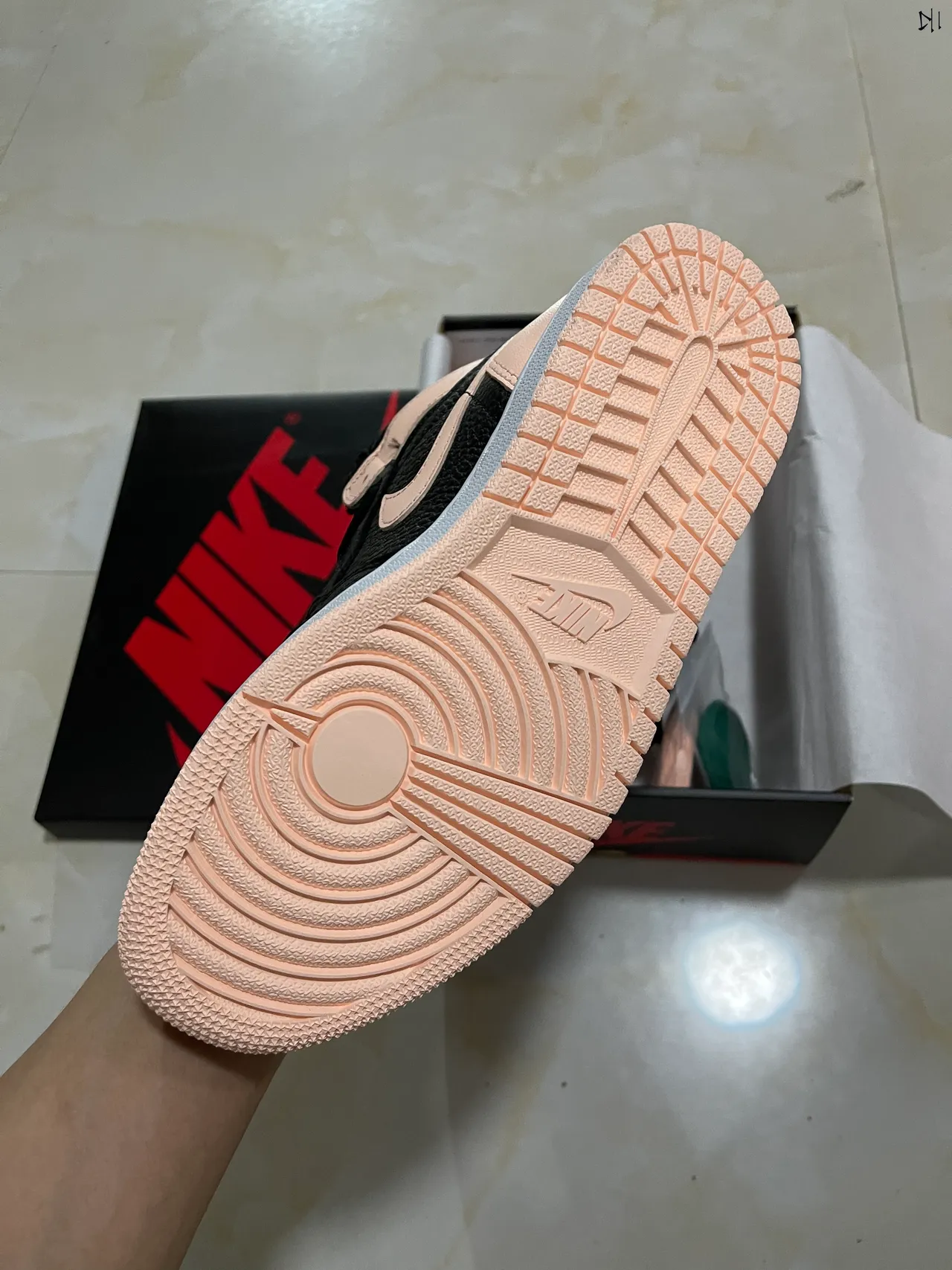 حذاء كرة السلة Air Jordan 1 أسود ووردي فاتح 5