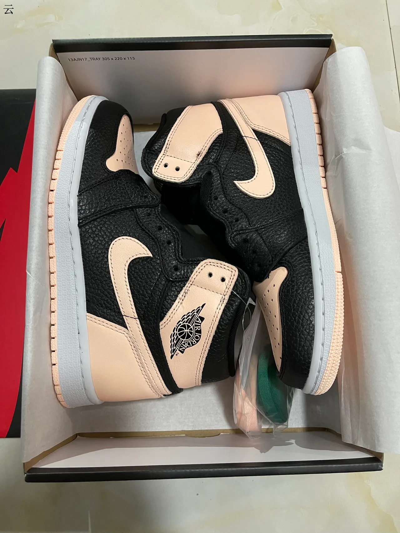 حذاء كرة السلة Air Jordan 1 أسود ووردي فاتح 6