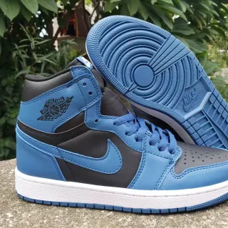 Tênis de basquete Air Jordan 1 de cano alto azul e preto com cabedal de couro e material sintético
