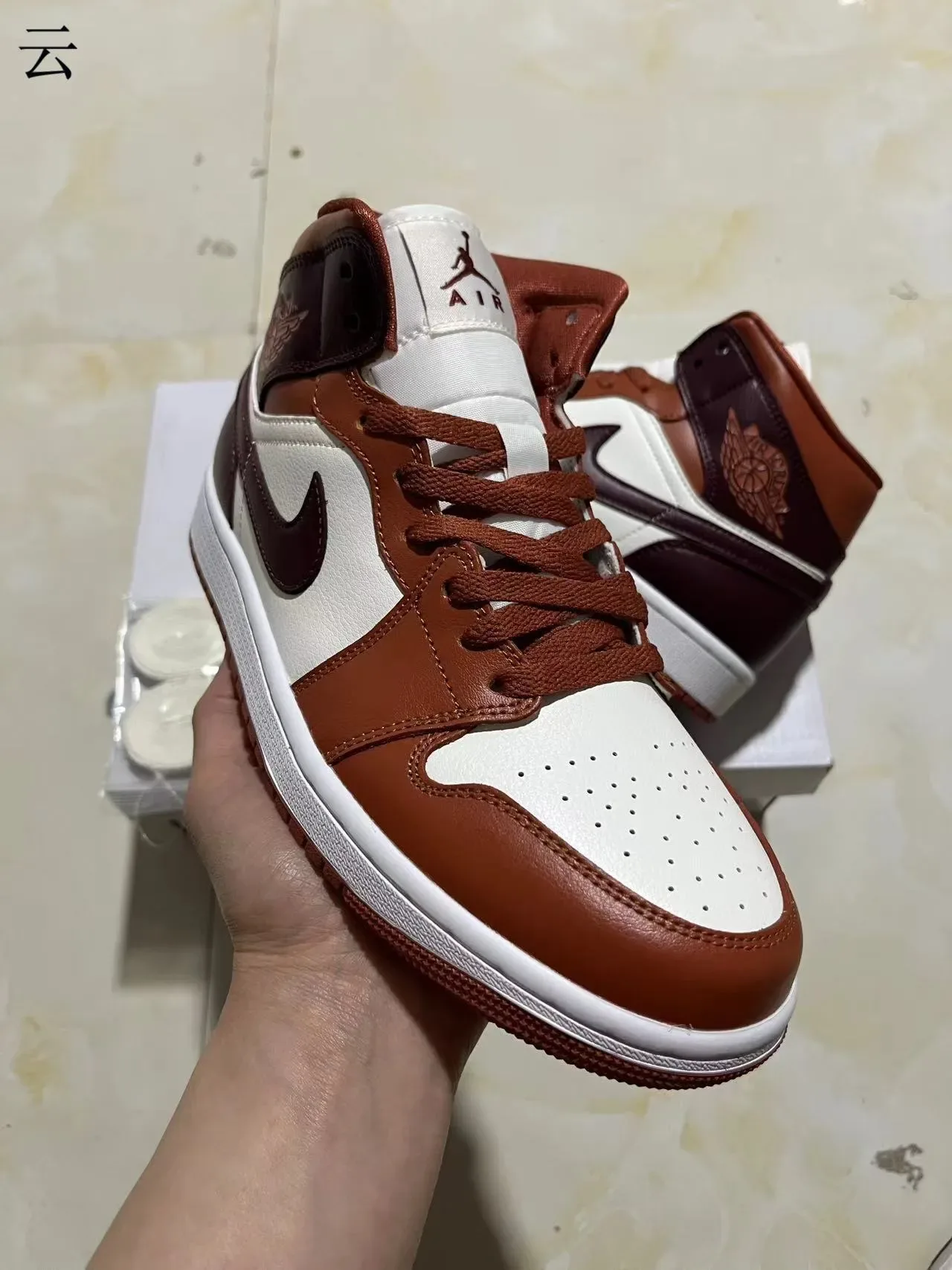 Air Jordan 1 أحذية كرة السلة عالية الارتفاع بني بورجوندي لوحات جلدية 2
