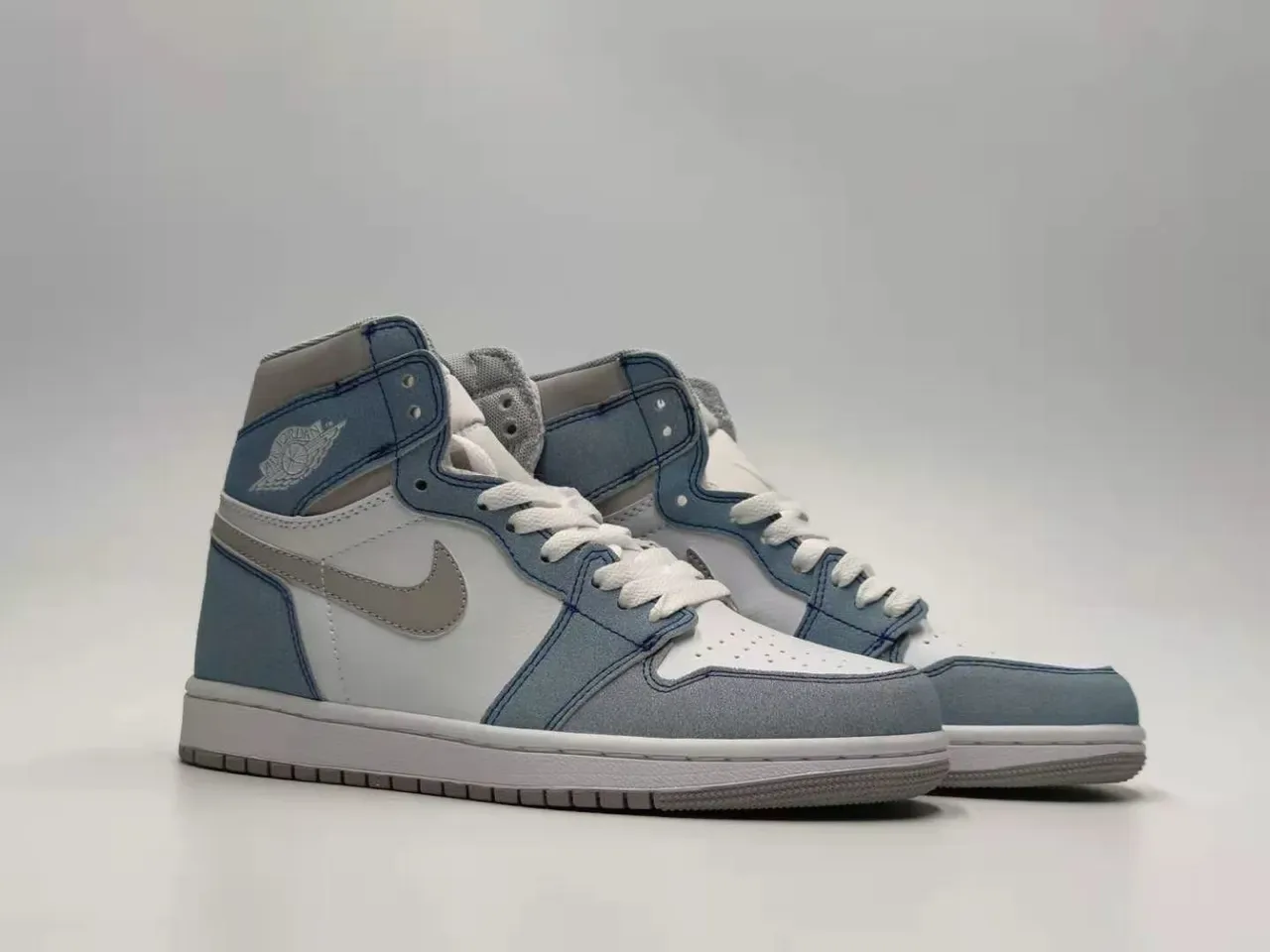 Air Jordan 1 أحذية كرة السلة بنقشة الدنيم أزرق بيضاء رمادية 3