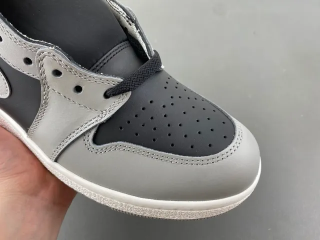 حذاء كرة السلة Air Jordan 1 High باللونين الرمادي والأسود 2