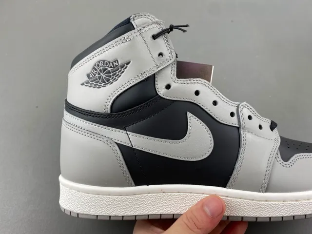 حذاء كرة السلة Air Jordan 1 High باللونين الرمادي والأسود 3