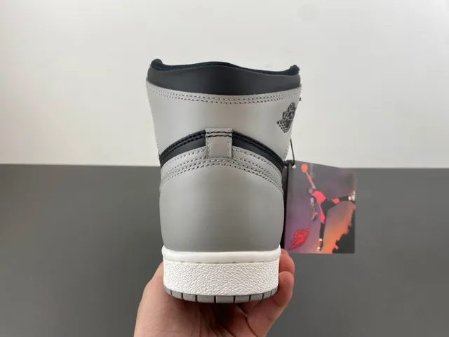 حذاء كرة السلة Air Jordan 1 High باللونين الرمادي والأسود 4