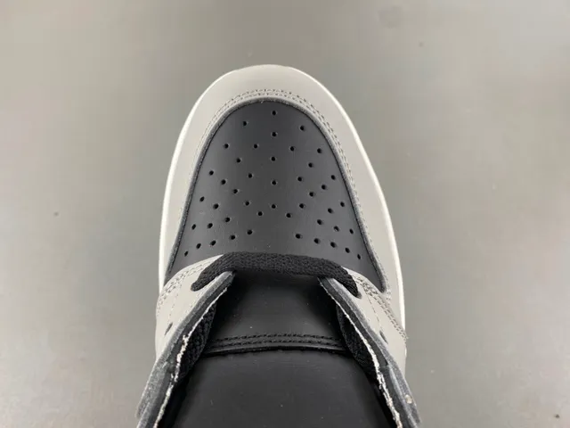 حذاء كرة السلة Air Jordan 1 High باللونين الرمادي والأسود 5