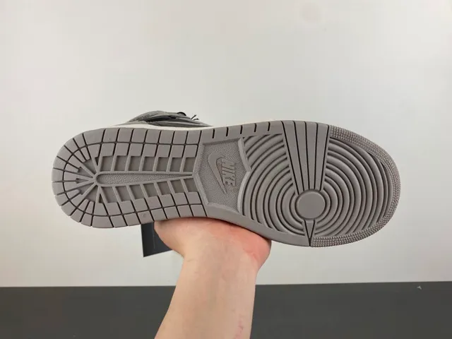 حذاء كرة السلة Air Jordan 1 High باللونين الرمادي والأسود 10