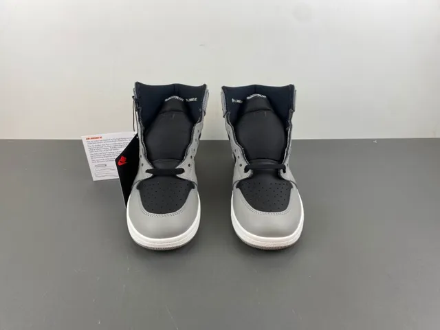 حذاء كرة السلة Air Jordan 1 High باللونين الرمادي والأسود 12