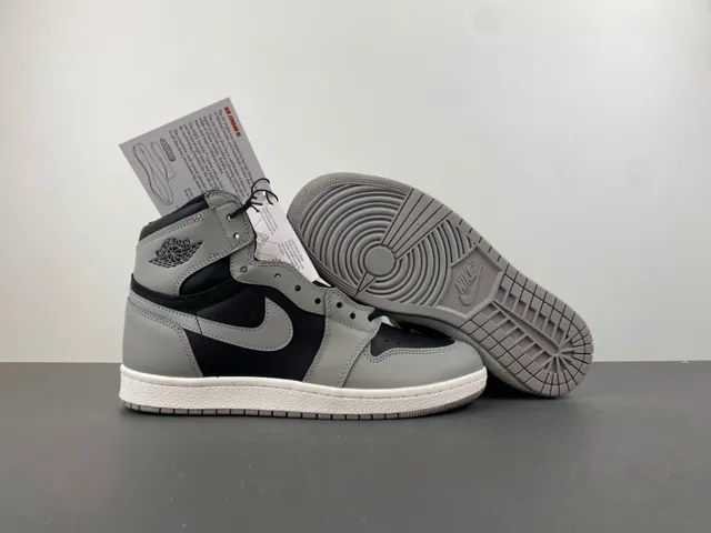 حذاء كرة السلة Air Jordan 1 High باللونين الرمادي والأسود 13