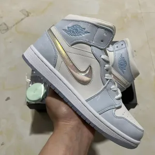 Tênis de basquete Air Jordan 1 High cinza claro com Swoosh iridescente