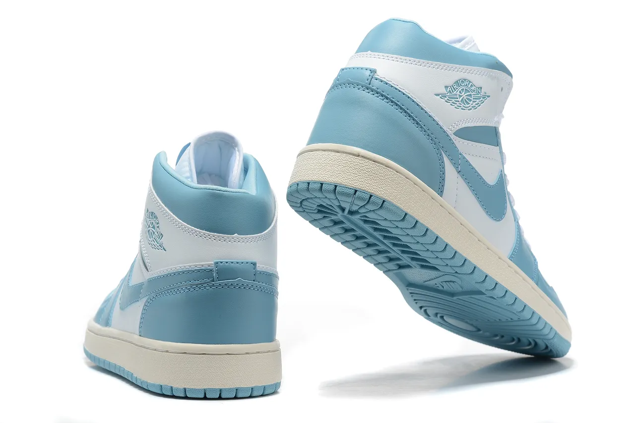 حذاء كرة السلة Air Jordan 1 أزرق فاتح وأبيض 2