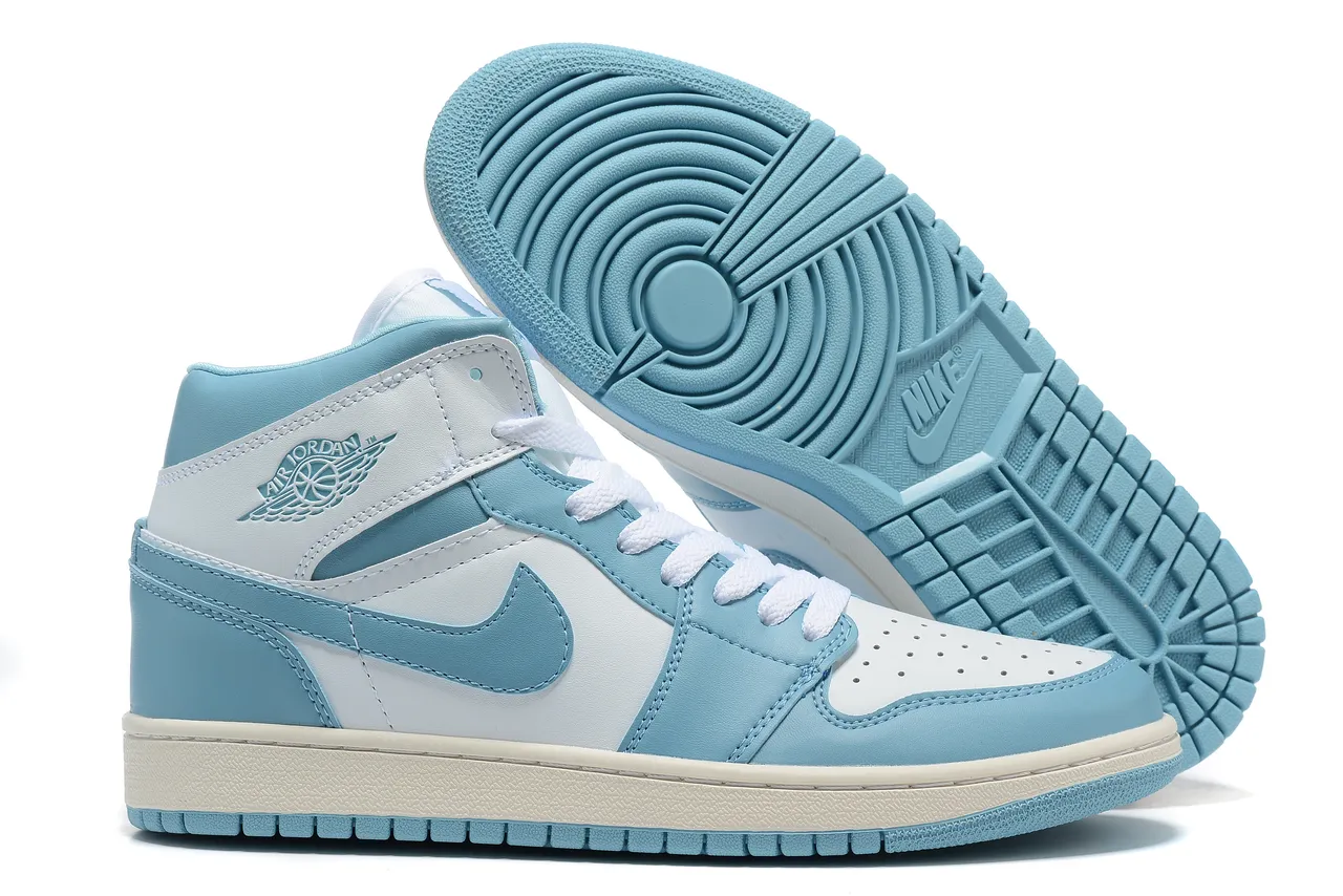 حذاء كرة السلة Air Jordan 1 أزرق فاتح وأبيض 3