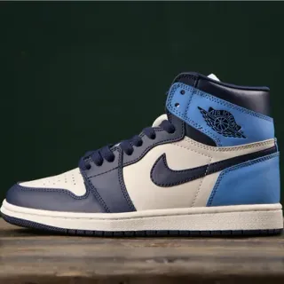 Tênis de basquete Air Jordan 1 de cano alto com painéis de couro azul-marinho
