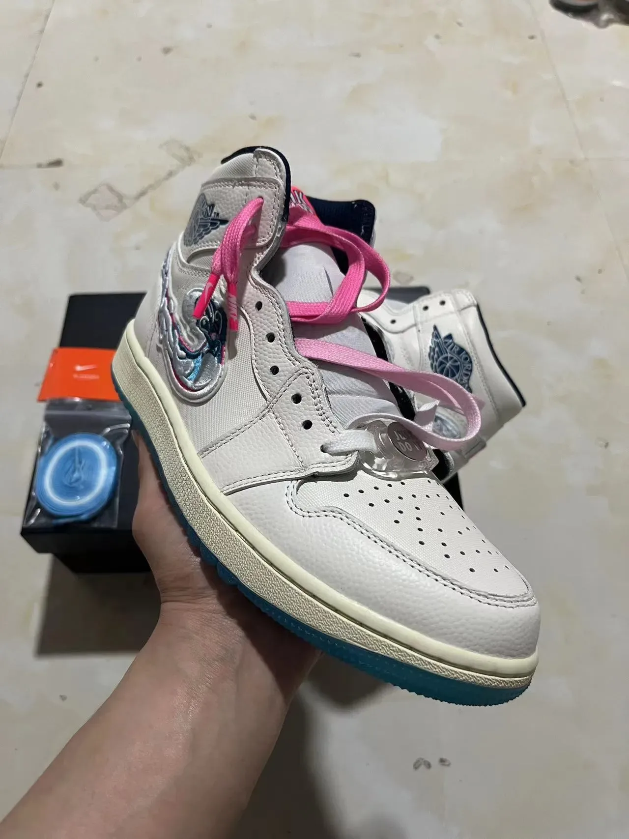 Air Jordan 1 Off-White 刺绣波浪图案篮球鞋 2