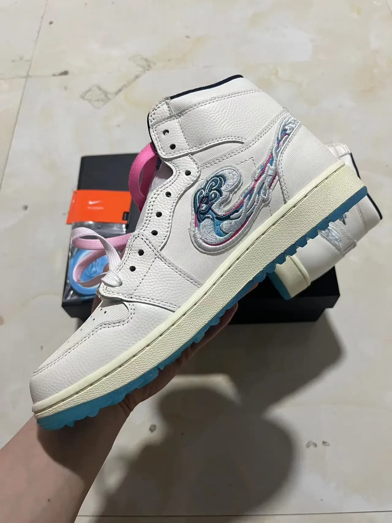 Air Jordan 1 Off-White 刺绣波浪图案篮球鞋 3