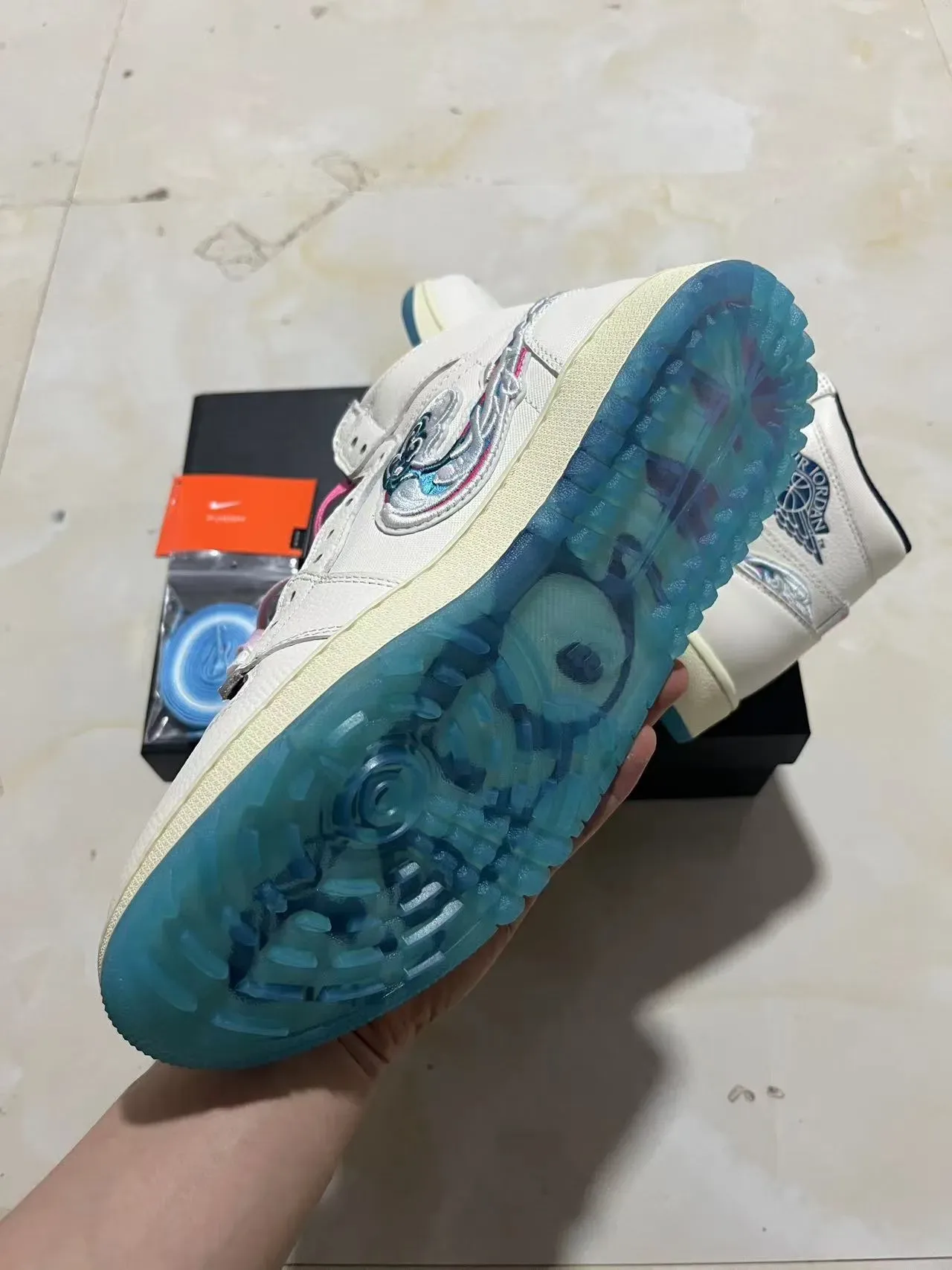 Air Jordan 1 Off-White 刺绣波浪图案篮球鞋 4