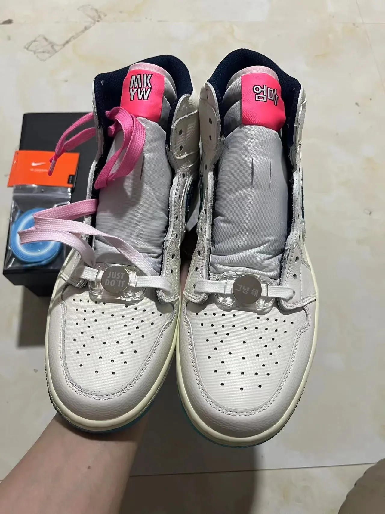 Air Jordan 1 Off-White 刺绣波浪图案篮球鞋 5