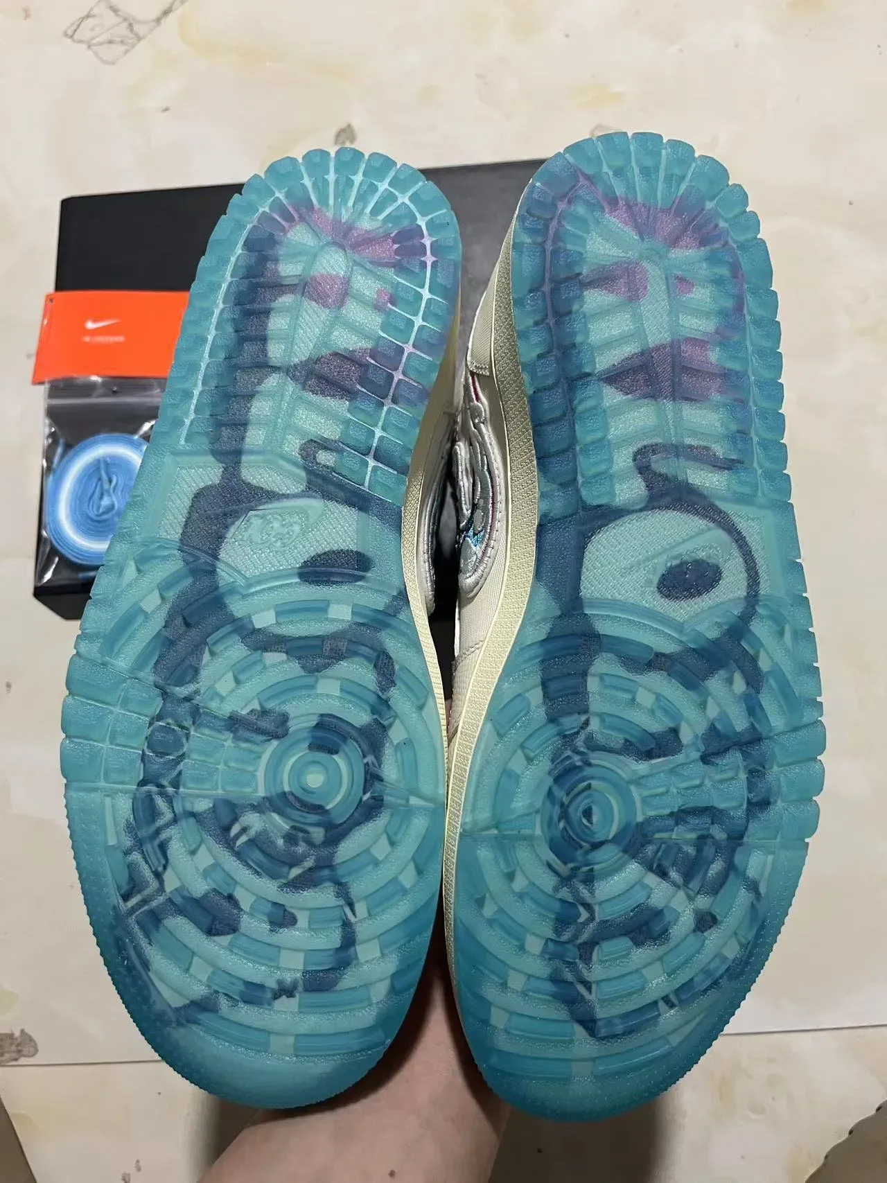 Air Jordan 1 Off-White 刺绣波浪图案篮球鞋 7