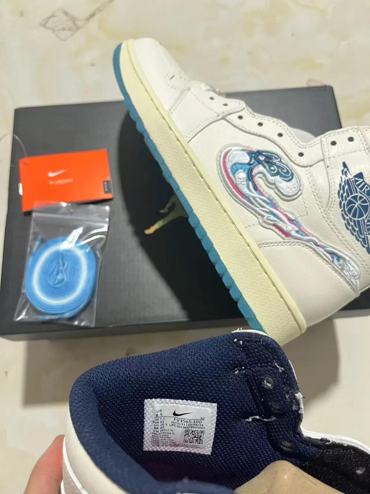 Air Jordan 1 Off-White 刺绣波浪图案篮球鞋 8