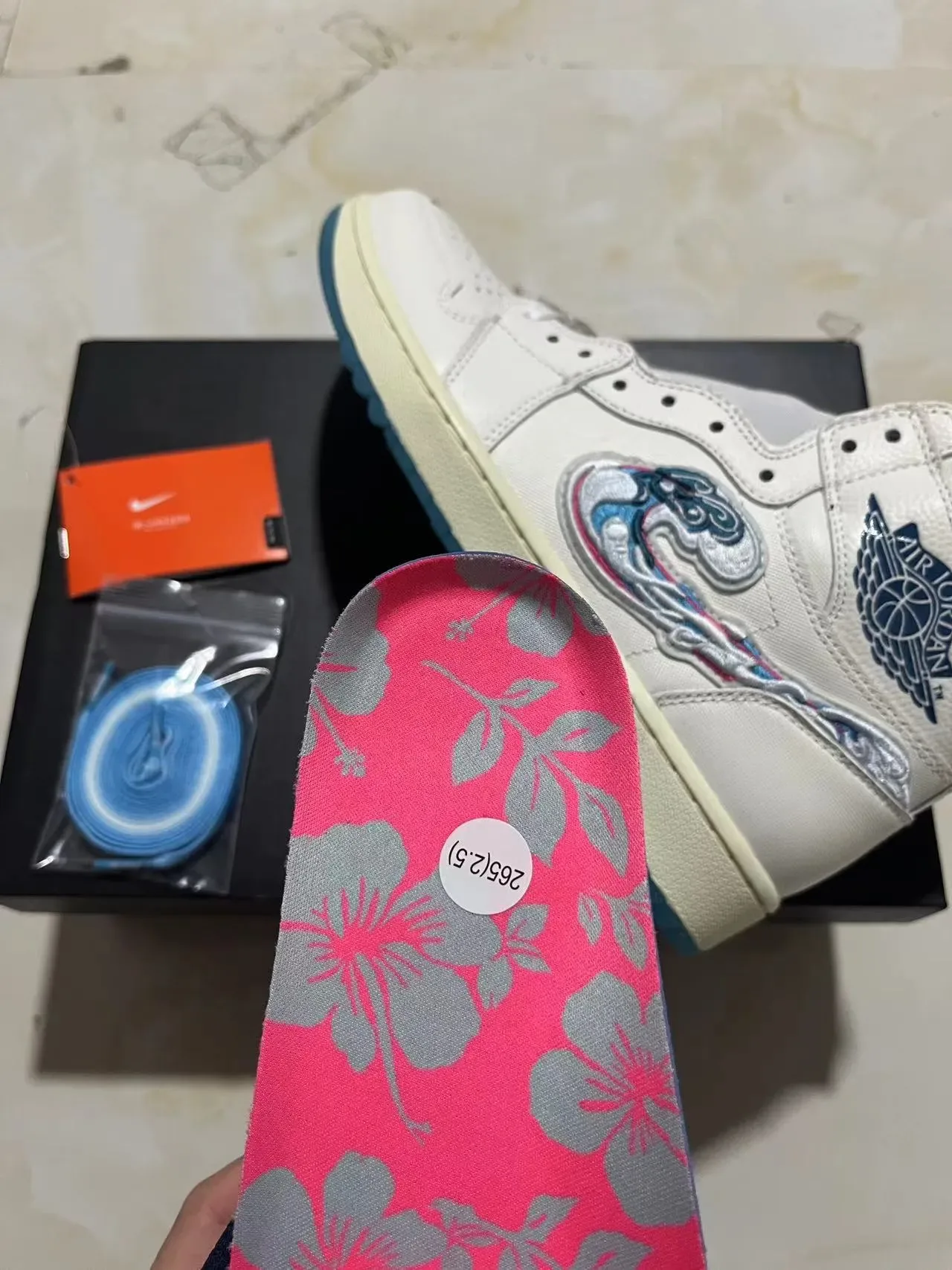 Air Jordan 1 Off-White 刺绣波浪图案篮球鞋 9