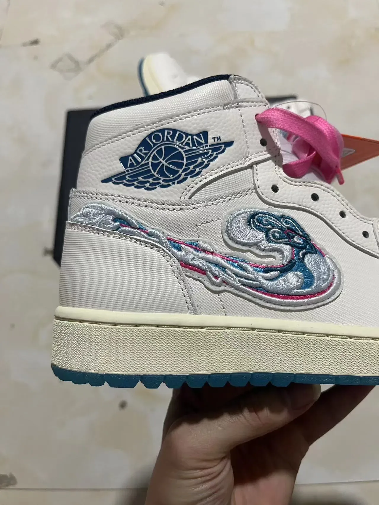 Air Jordan 1 Off-White 刺绣波浪图案篮球鞋 10