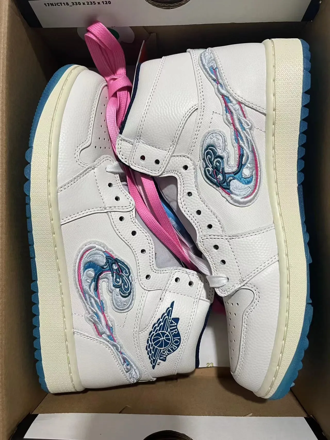 Air Jordan 1 Off-White 刺绣波浪图案篮球鞋 11