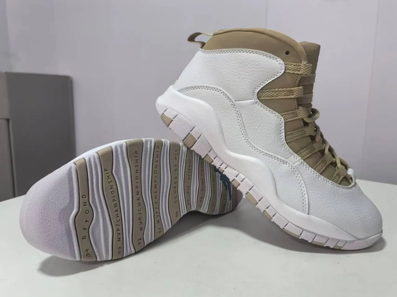 Tênis de basquete Air Jordan 10 branco e bege 2