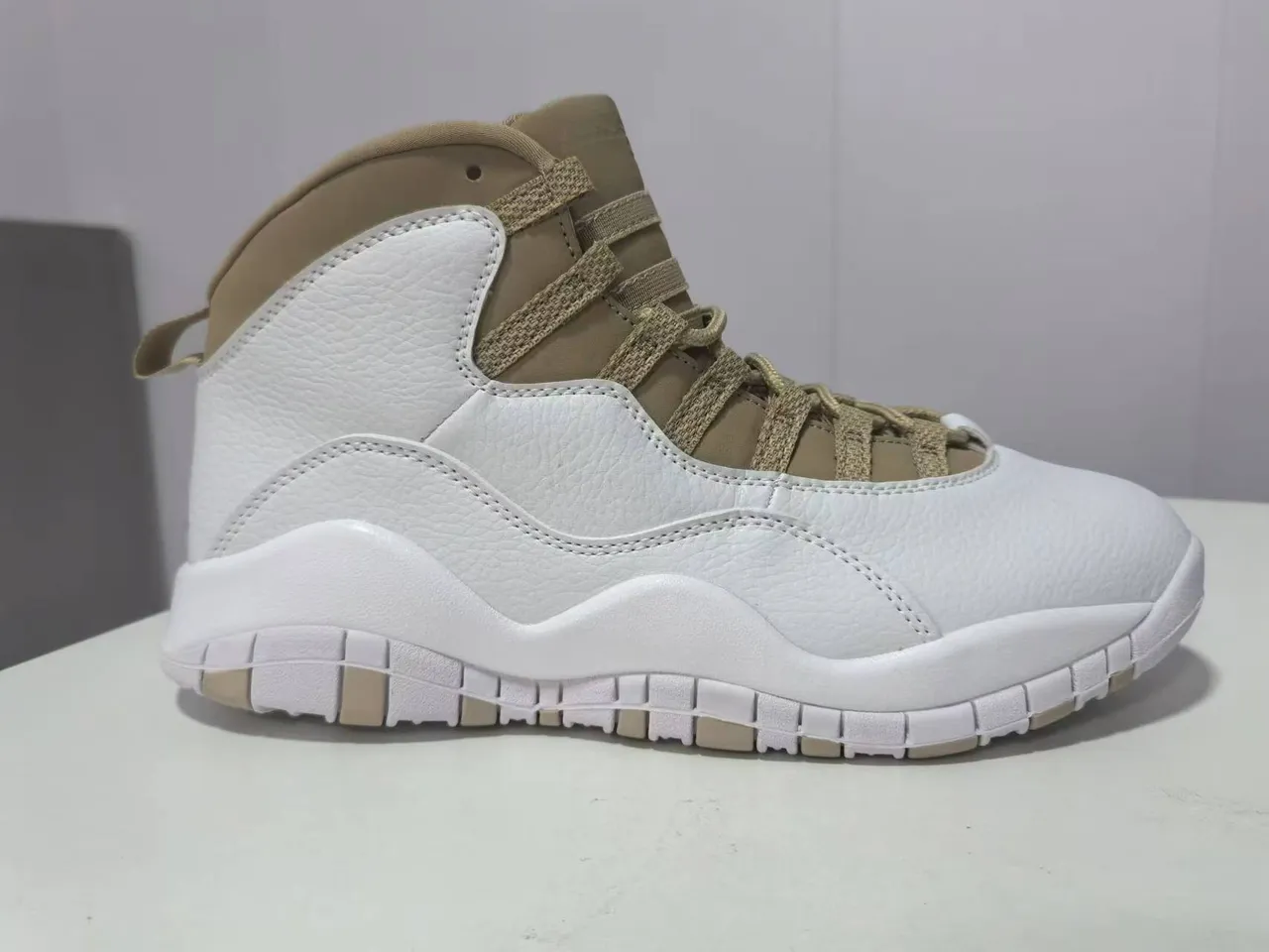 Tênis de basquete Air Jordan 10 branco e bege 4