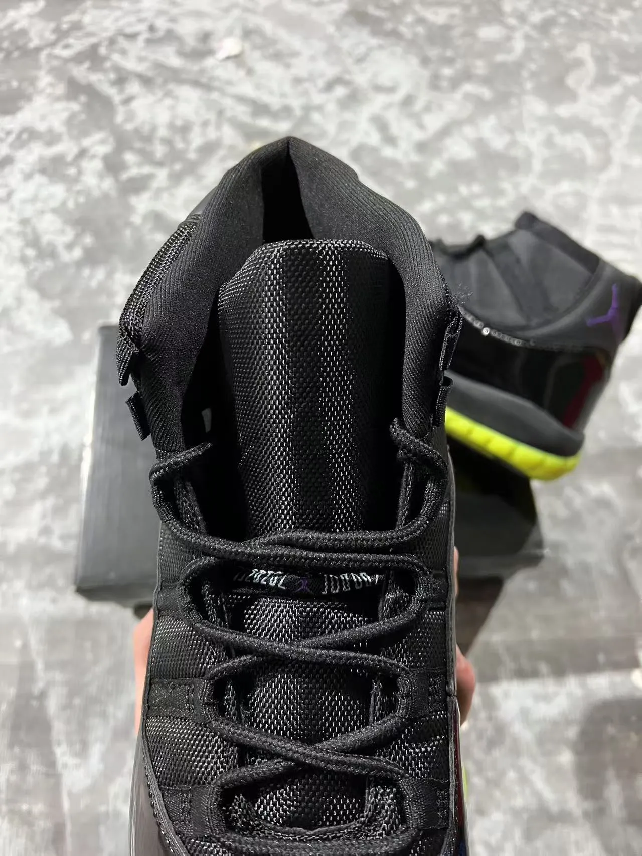 Air Jordan 11 Black Volt बास्केटबॉल जूते 4