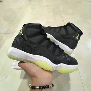 Tênis de basquete cano alto Air Jordan 11 preto e amarelo com cabedal marmorizado