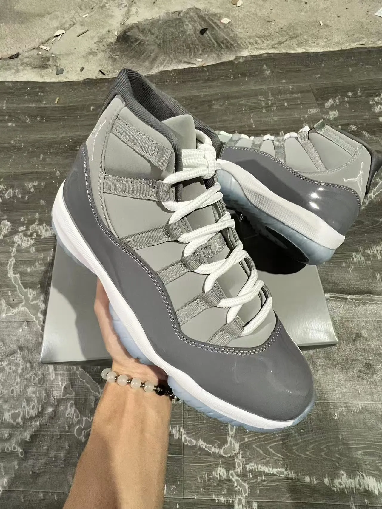 Tênis de basquete cano alto Air Jordan 11 cinza e branco com detalhes em verniz 2