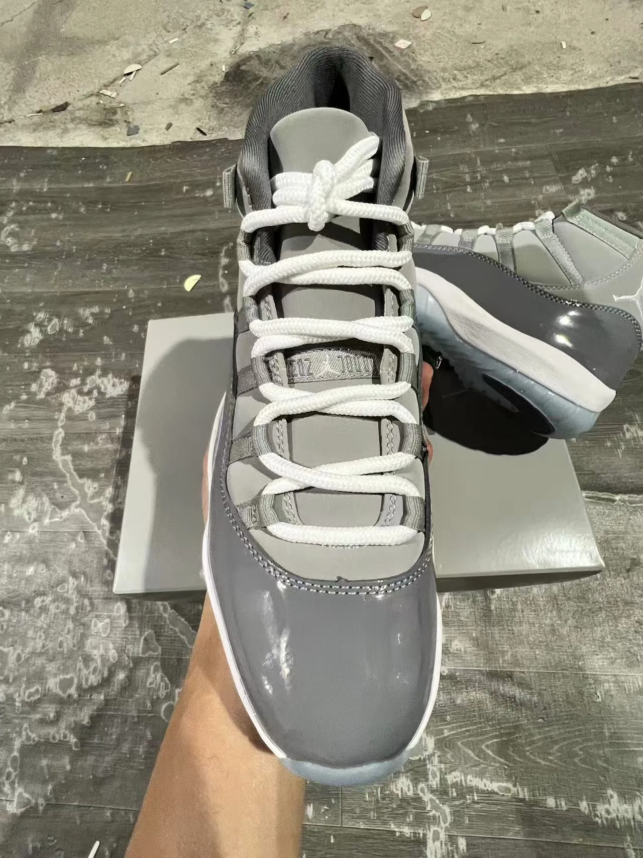 Tênis de basquete cano alto Air Jordan 11 cinza e branco com detalhes em verniz 3