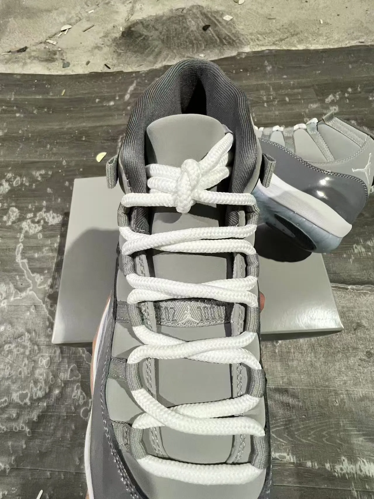 Tênis de basquete cano alto Air Jordan 11 cinza e branco com detalhes em verniz 4
