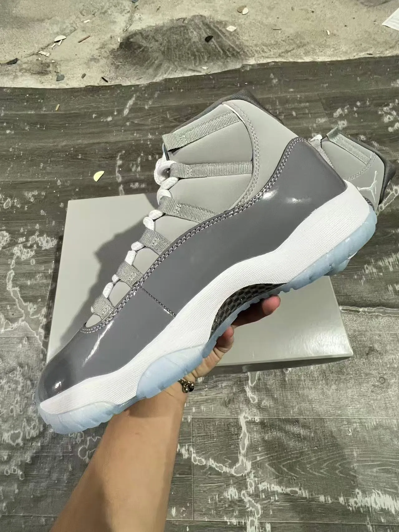Tênis de basquete cano alto Air Jordan 11 cinza e branco com detalhes em verniz 5