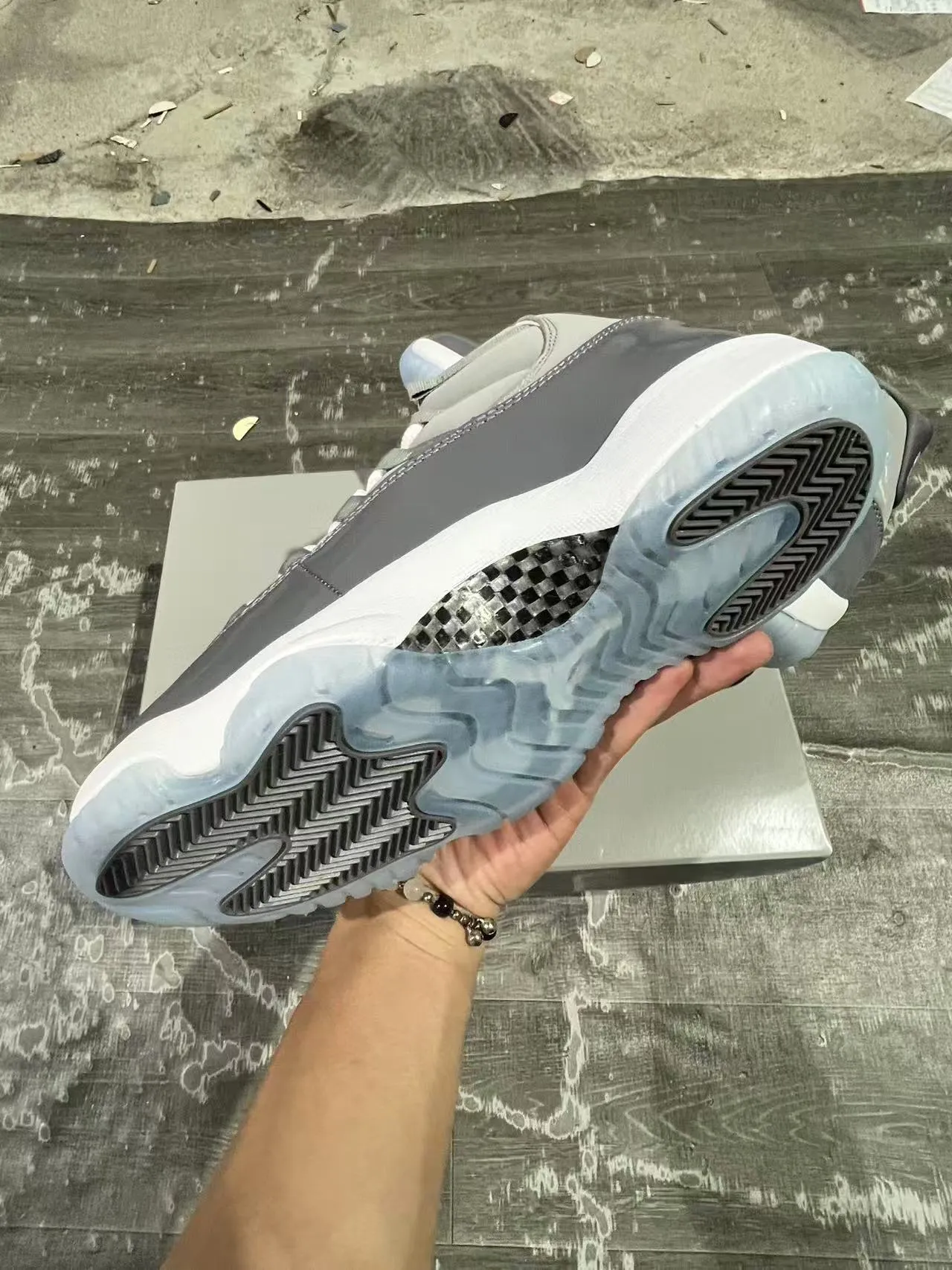 Tênis de basquete cano alto Air Jordan 11 cinza e branco com detalhes em verniz 6