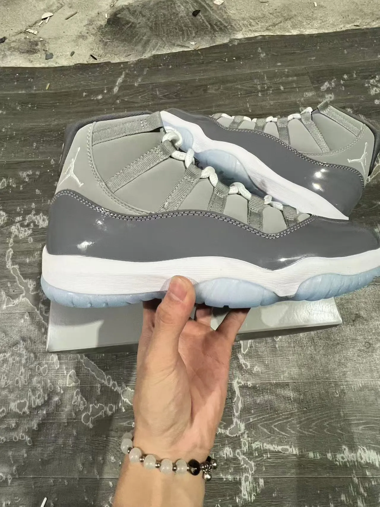 Tênis de basquete cano alto Air Jordan 11 cinza e branco com detalhes em verniz 7