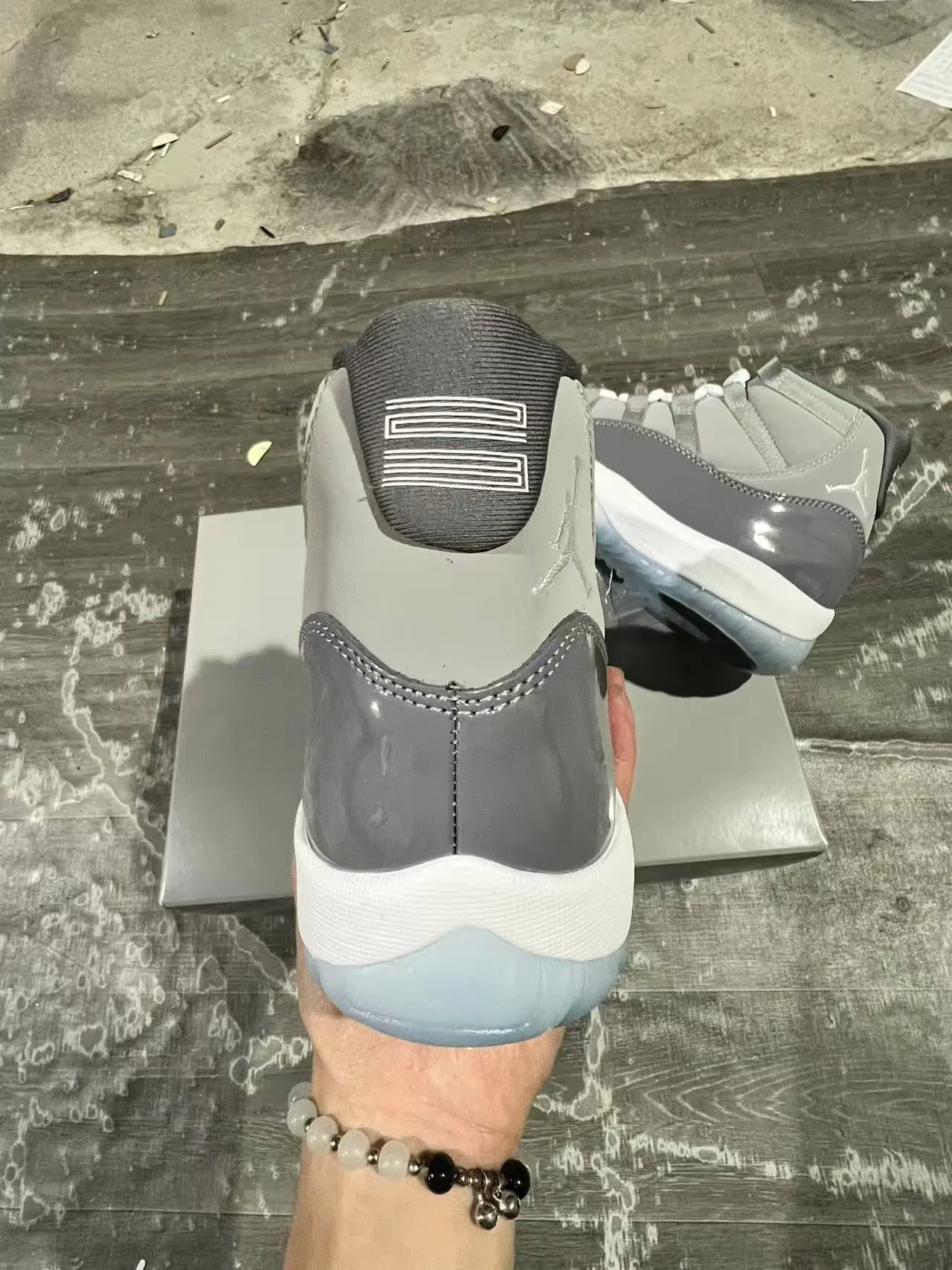Tênis de basquete cano alto Air Jordan 11 cinza e branco com detalhes em verniz 8