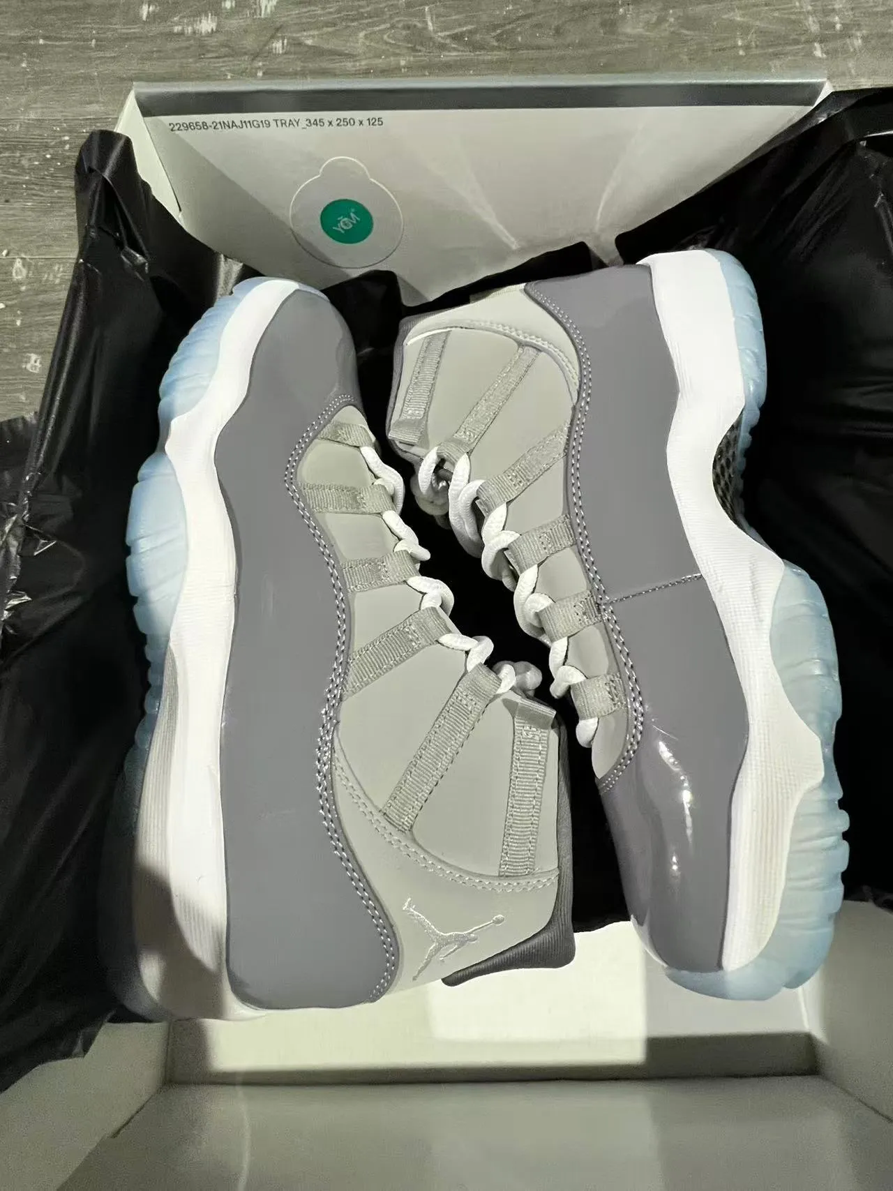 Tênis de basquete cano alto Air Jordan 11 cinza e branco com detalhes em verniz 9