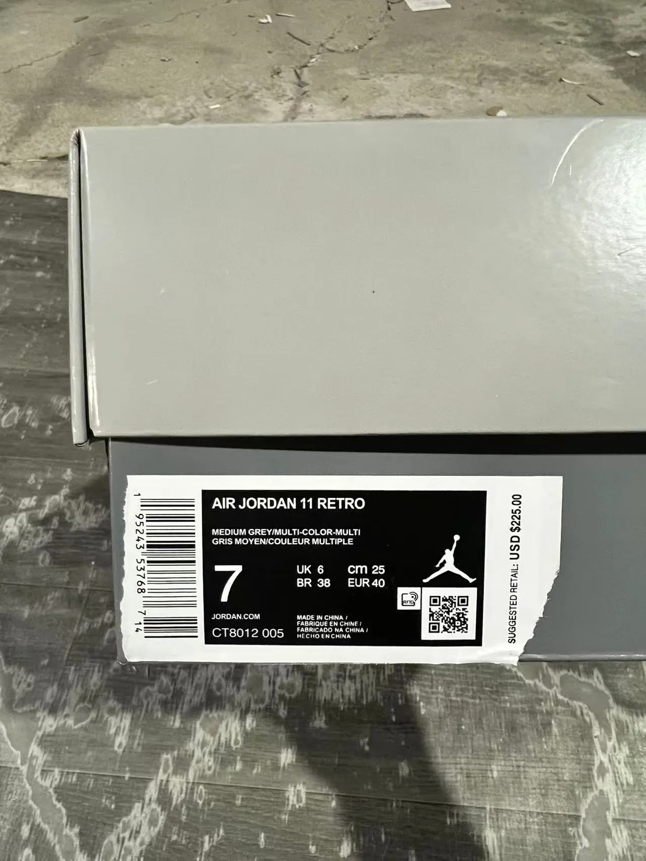 Tênis de basquete cano alto Air Jordan 11 cinza e branco com detalhes em verniz 10