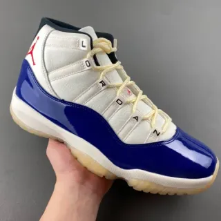 Tênis de basquete Air Jordan 11 em couro envernizado azul royal e branco